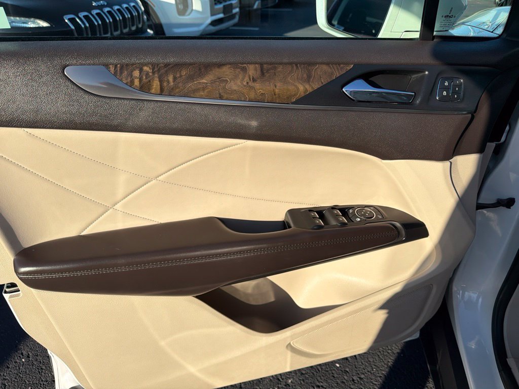 Used 2017 White Lincoln Reserve image 9