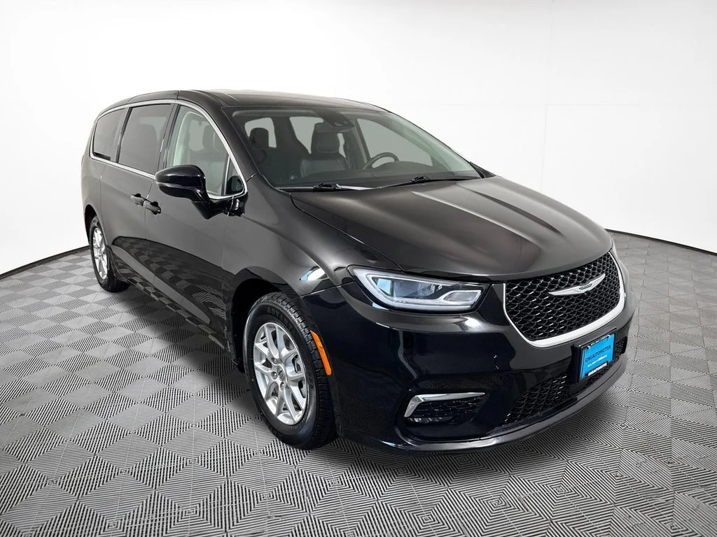 Used 2024 Black Chrysler Touring L image 4