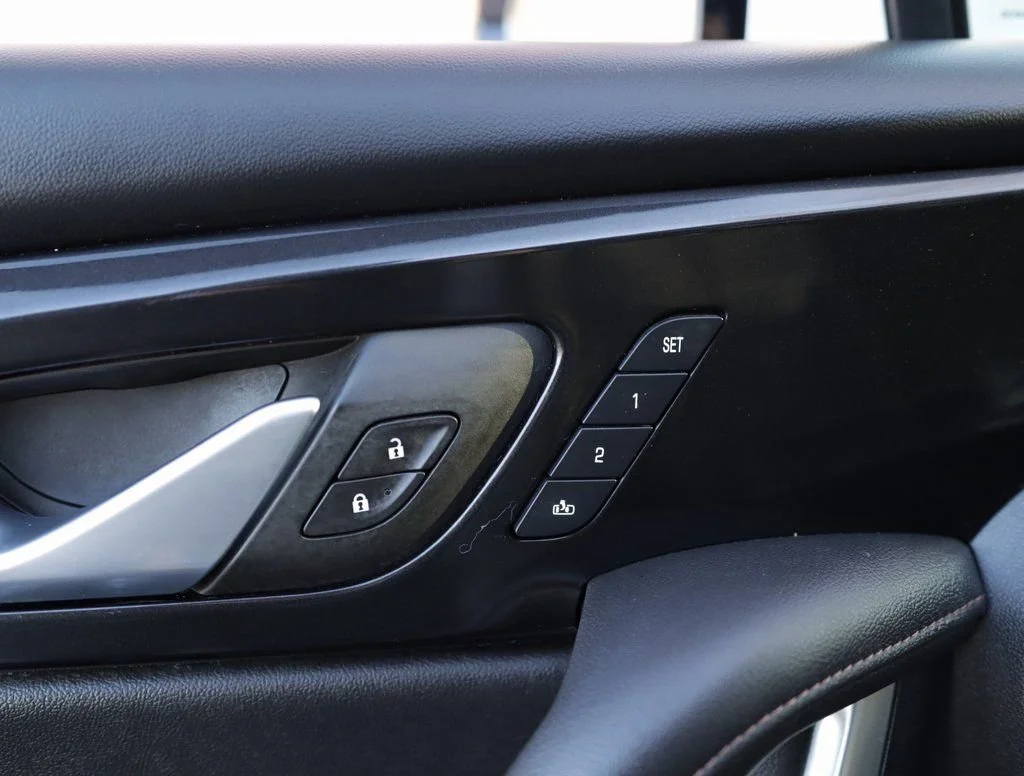 Used 2022 Iridescent Pearl Tricoat Chevrolet Premier image 27