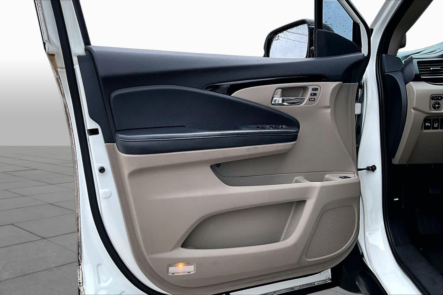 Used 2016 White Diamond Pearl Honda Touring image 22