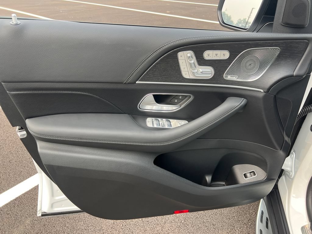 New 2026 MANUFAKTUR Moonlight White Metallic Mercedes-Benz GLS 450 image 49