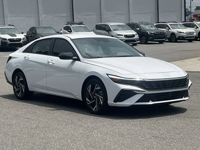 Used 2025 White Hyundai SEL Sport image 15