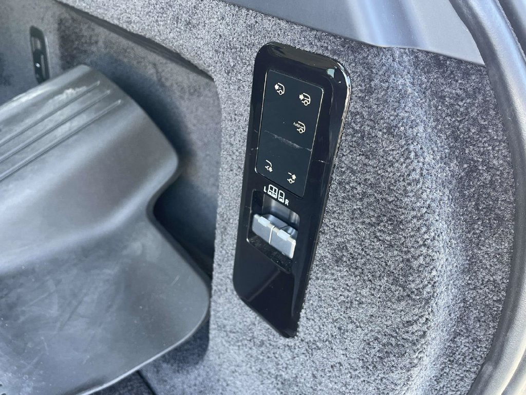 Used 2022 Fuji White Land Rover SE image 18