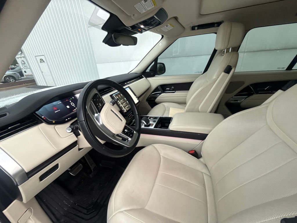 Used 2023 White Land Rover SE image 7