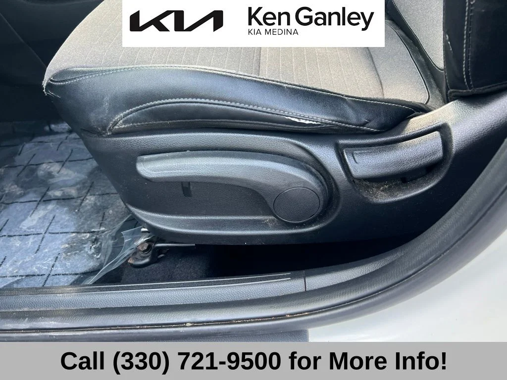 Used 2021 White Kia S image 28