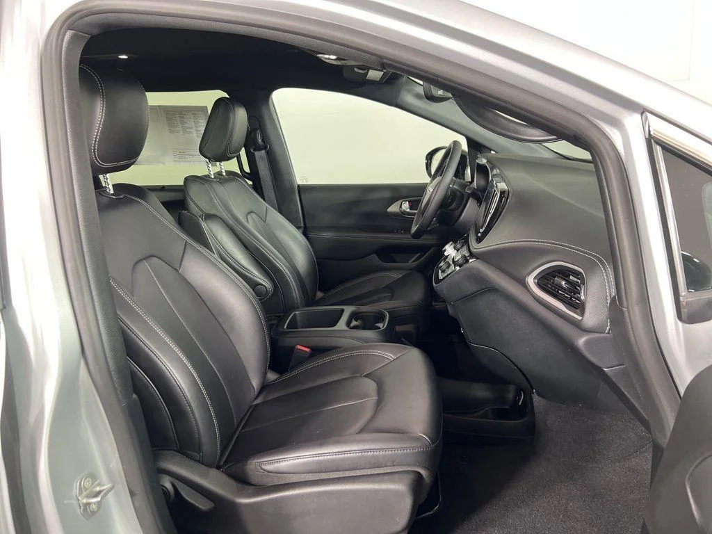 Used 2026 Silver Mist Clearcoat Chrysler Select image 14