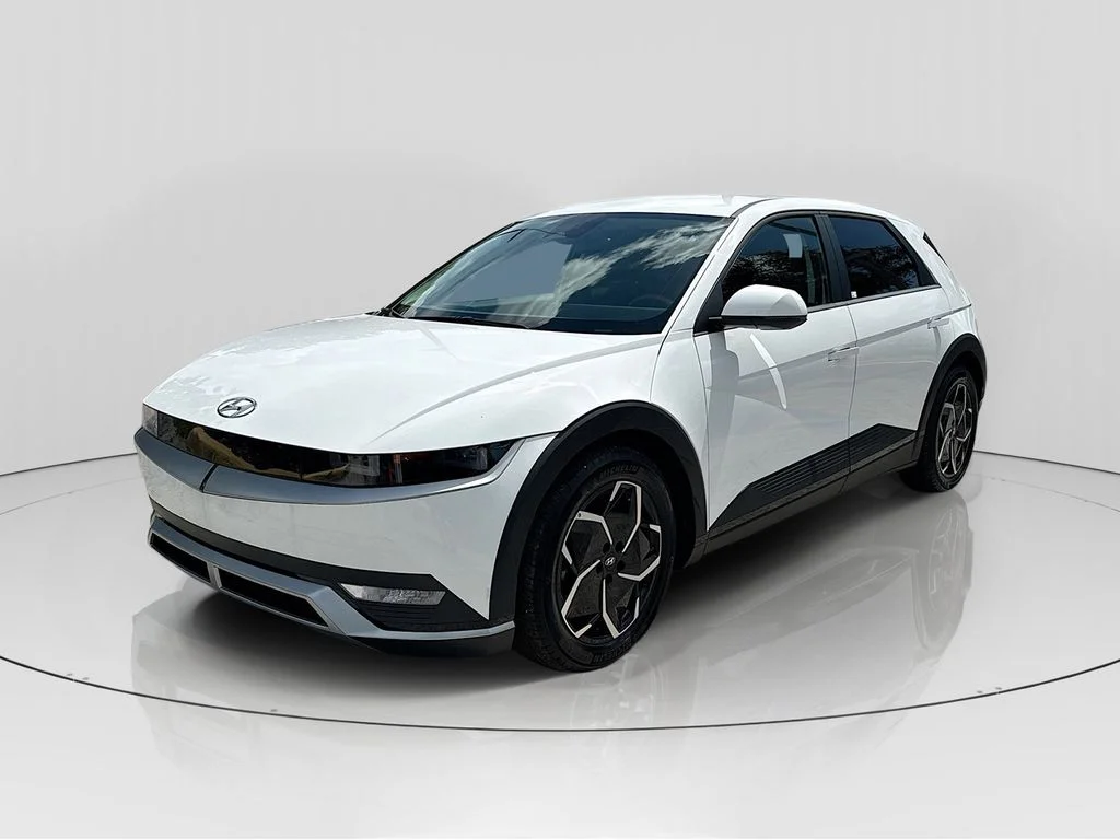 Used 2023 White Hyundai SE image 3