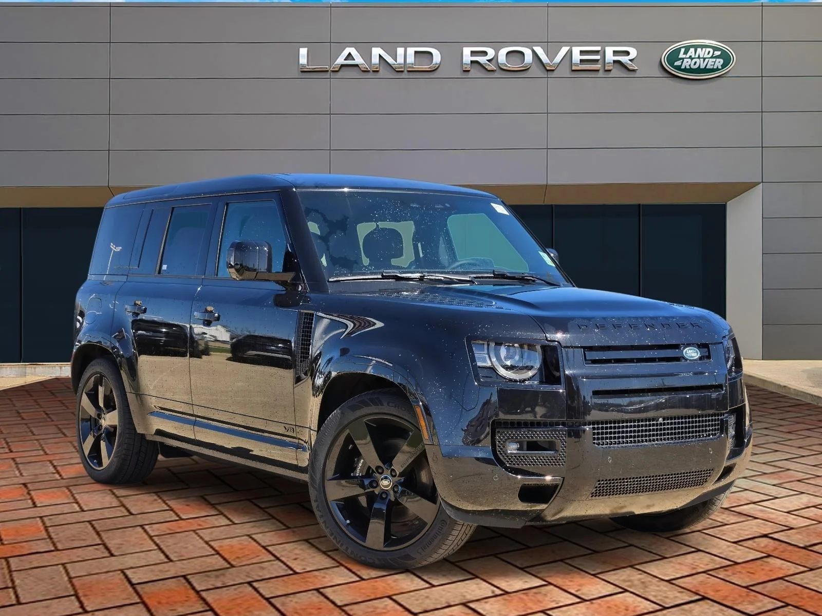 2025 Land Rover Defender 110 V8 P525's photo