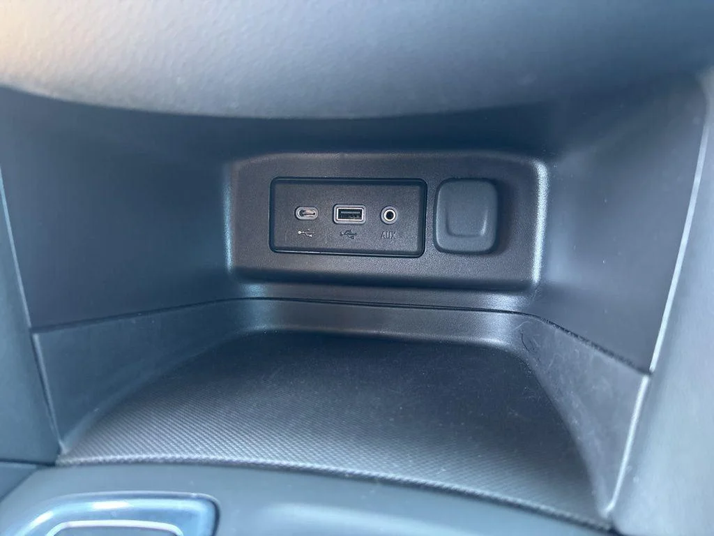 Used 2024 Summit White Chevrolet LT image 27