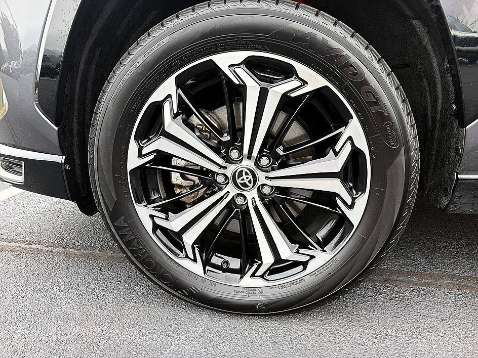 Used 2025 Magnetic Gray Metallic/Midnight Black Metallic Toyota XSE image 8