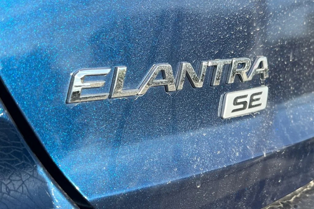Used 2017 Blue Hyundai SE image 9