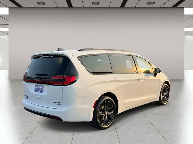New 2026 Bright White Clear-Coat Exterior Paint Chrysler Limited image 3