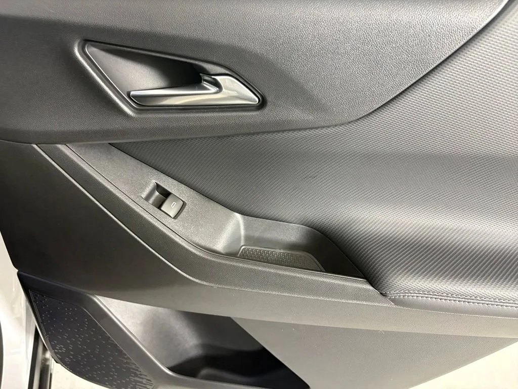 New 2027 Summit White Chevrolet LT image 18