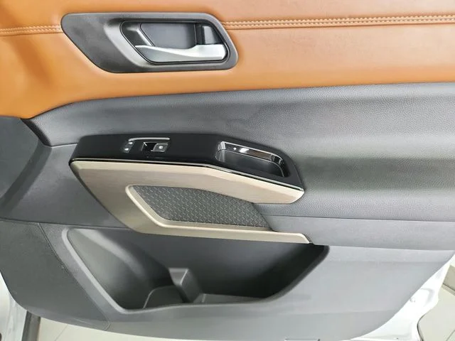 Used 2025 Silver Nissan Platinum image 50