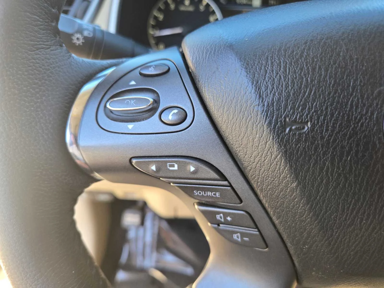 Used 2019  Nissan SL image 25
