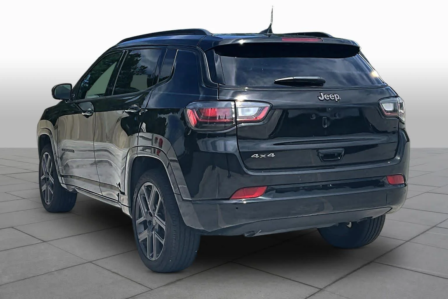 Used 2024 Diamond Black Crystal Pearlcoat Jeep Limited image 20