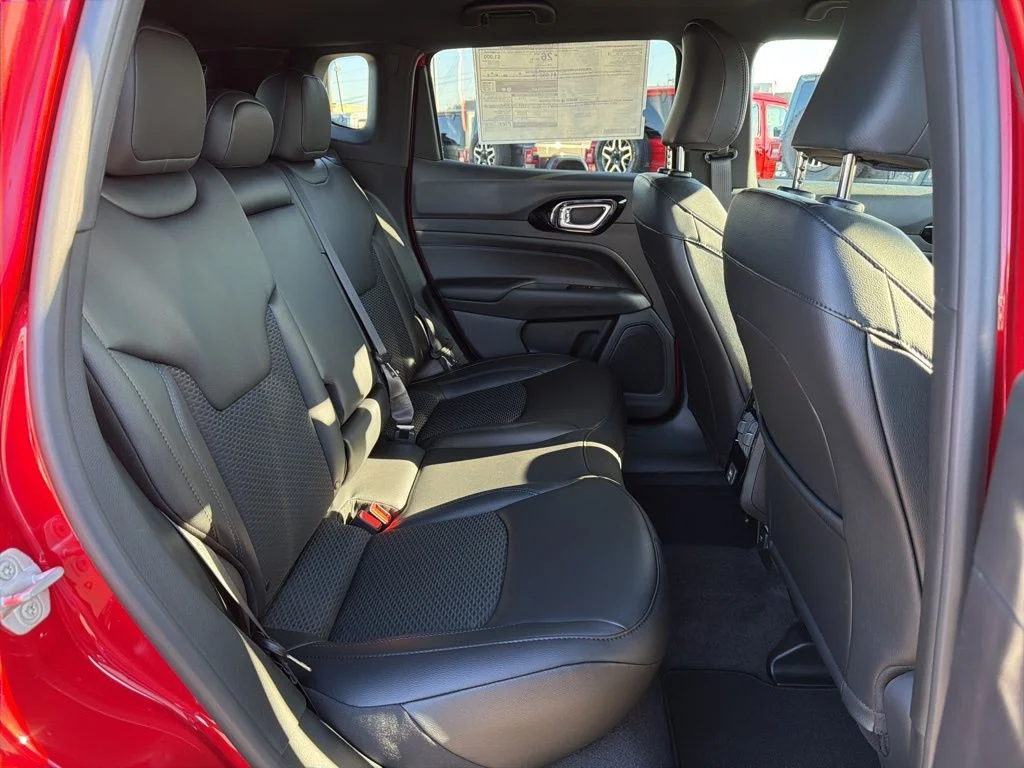 New 2026 Red Hot Pearl-Coat Exterior Paint Jeep Latitude image 16