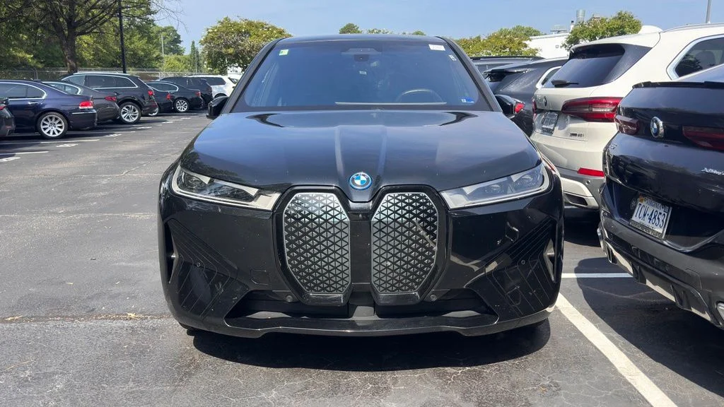 Used 2025 Black Sapphire Metallic BMW xDrive50 image 10