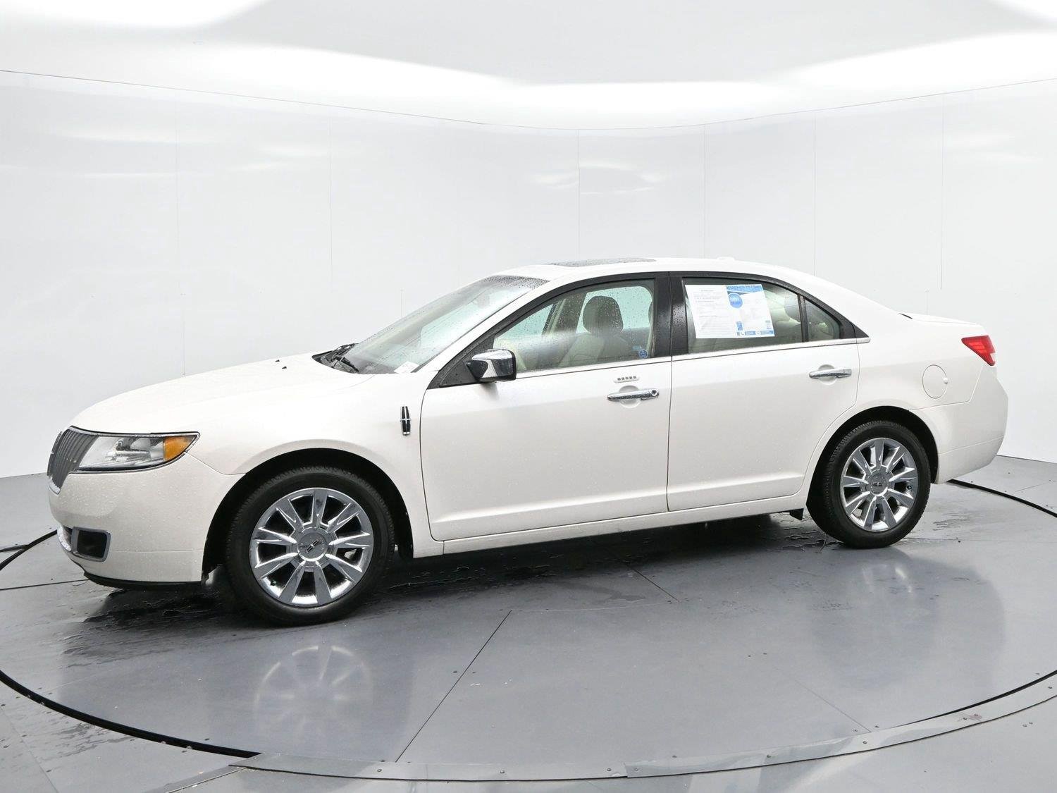 Used 2012 White Platinum Metallic Tricoat Lincoln 4dr Sdn FWD image 4