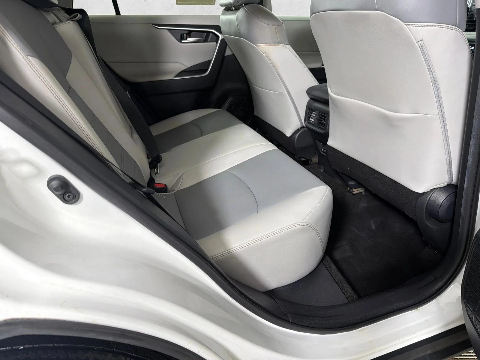 Used 2020 White Toyota XLE Premium image 16
