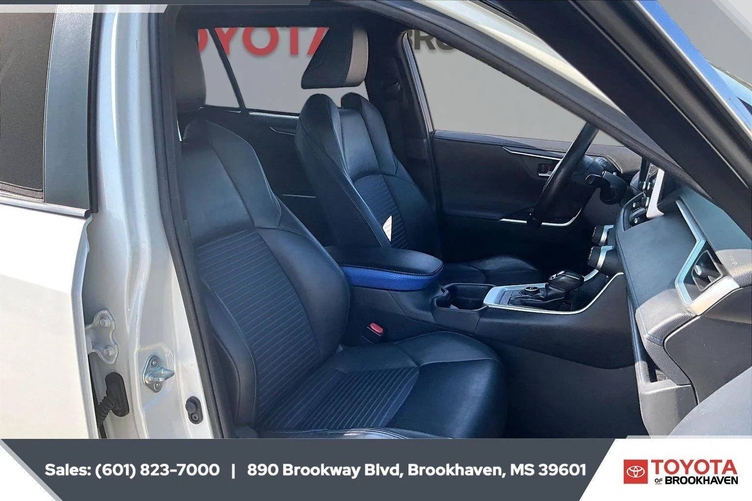 Used 2020 Blizzard Pearl w/Midnight Black Metallic Roof Toyota XSE image 6