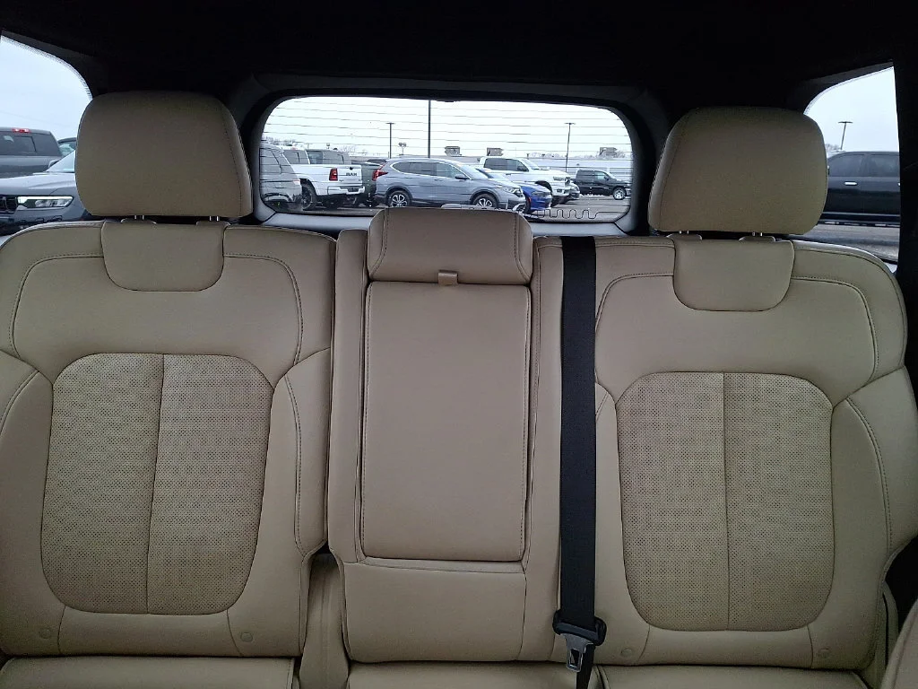 Used 2023 Diamond Black Crystal Pearlcoat Jeep Limited image 20