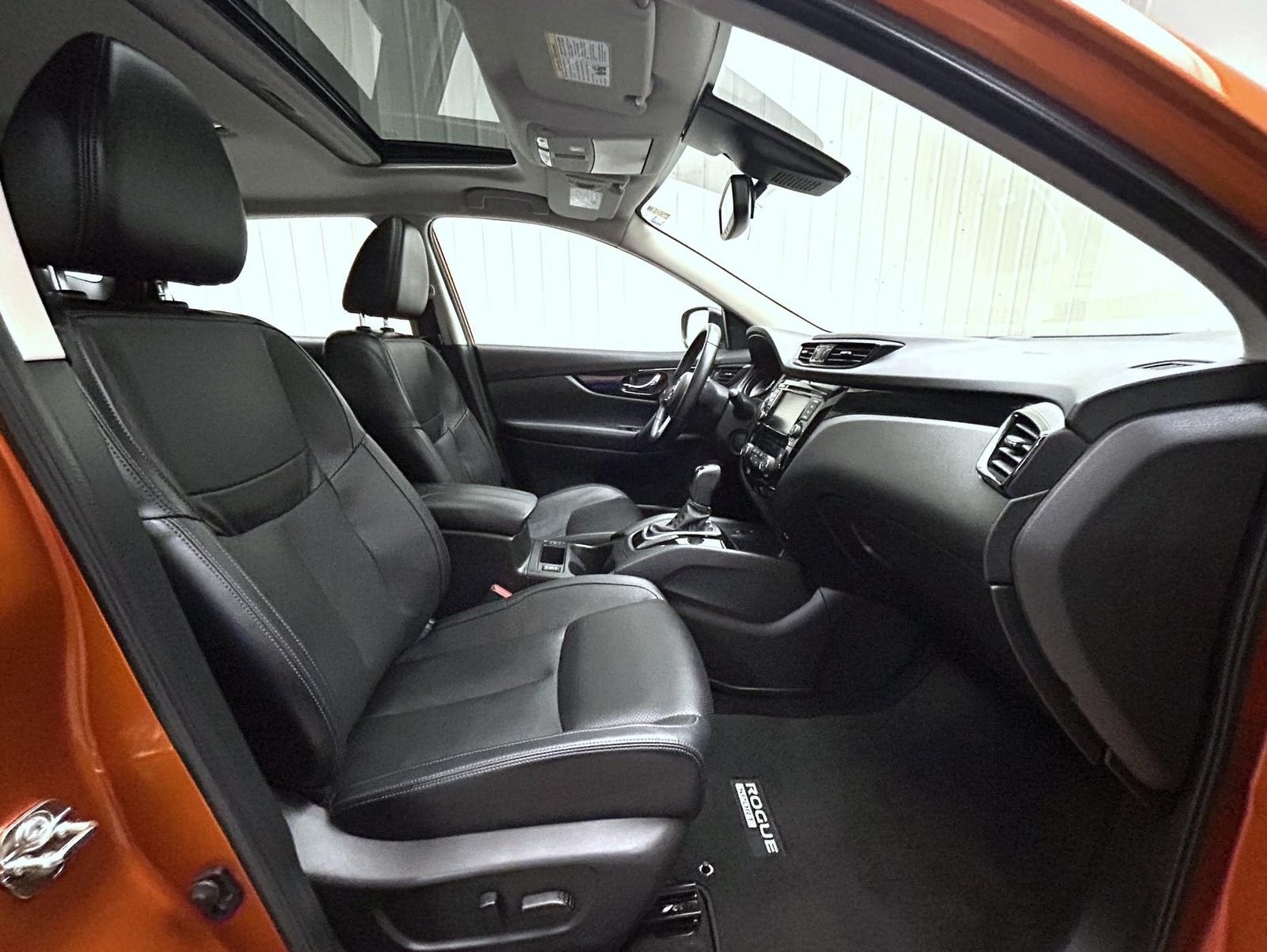 Used 2022 Orange Nissan SL image 15