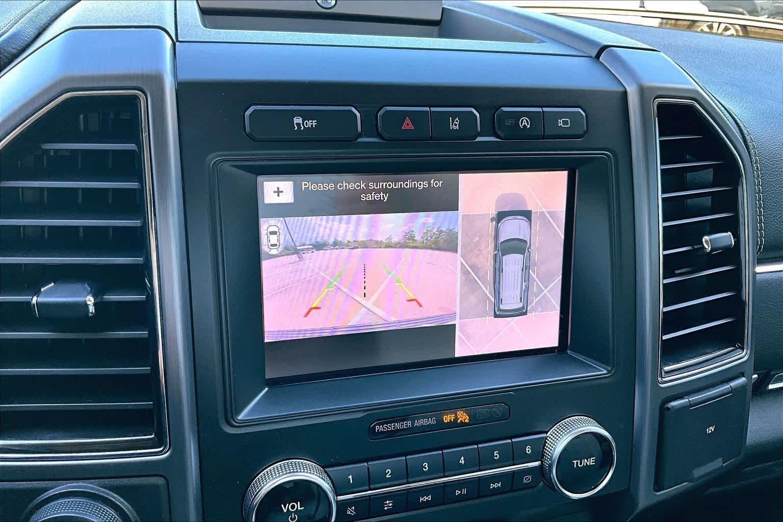 Used 2019 White Platinum Metallic Tri-Coat Ford Platinum image 26