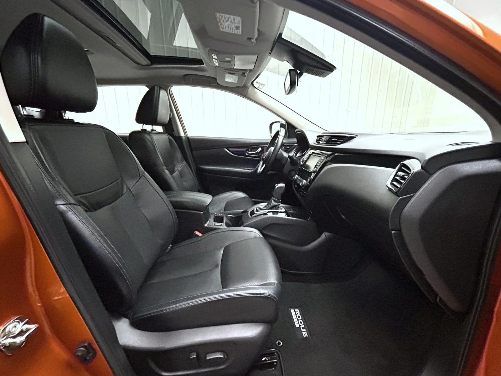 Used 2022 Orange Nissan SL image 15