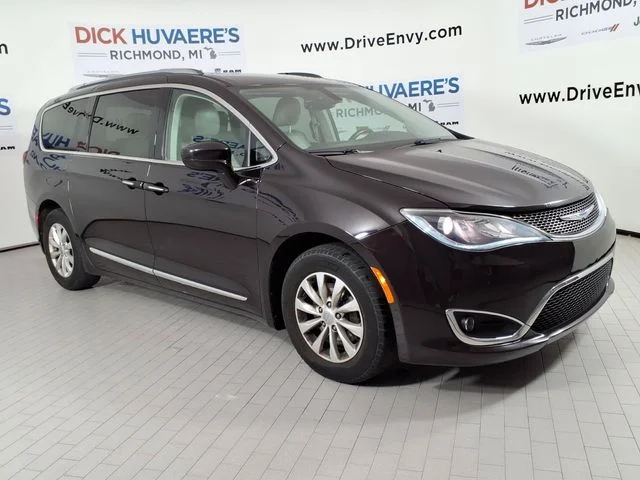 Used 2018 Red Chrysler Touring L Plus image 3