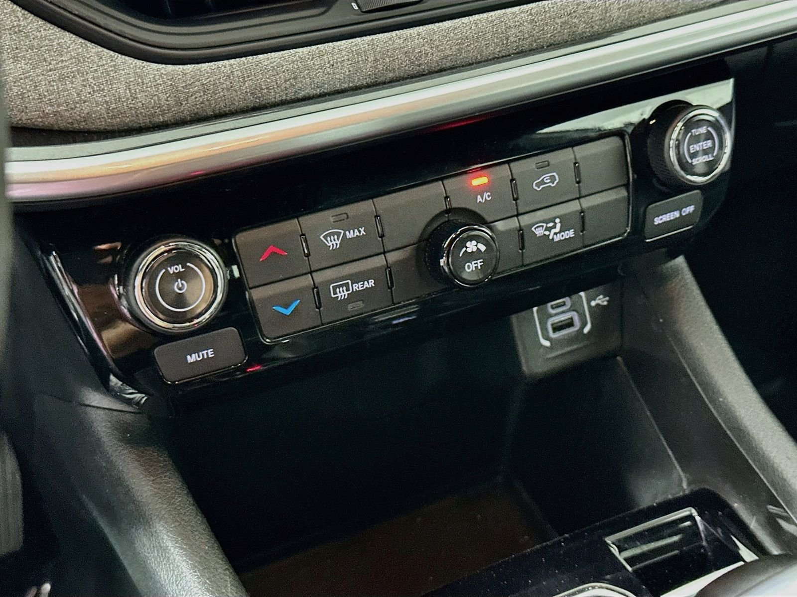 Used 2024 Bright White Clearcoat Jeep Latitude image 15