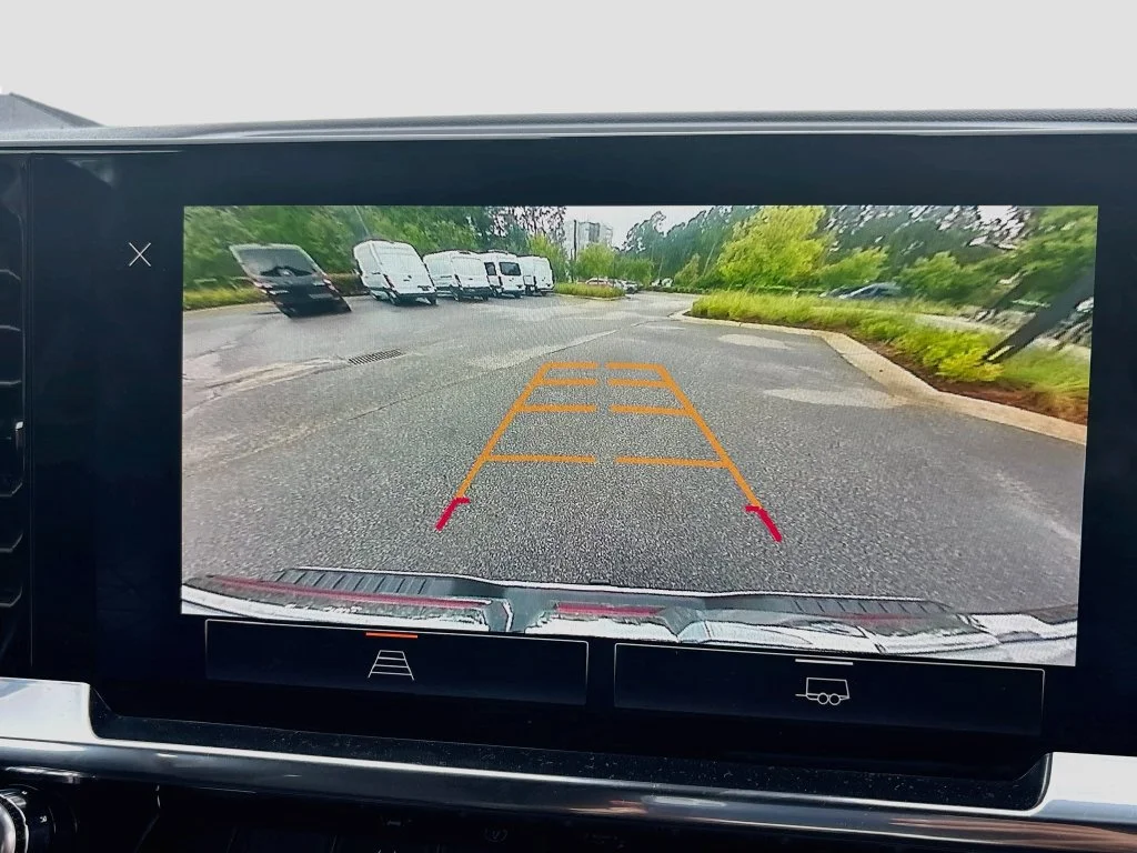 Used 2025 Summit White GMC Elevation image 30