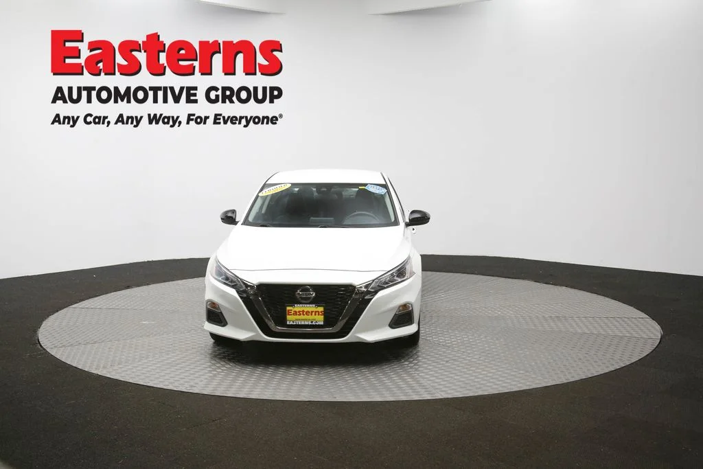 Used 2022 White Nissan 2.5 SR image 48