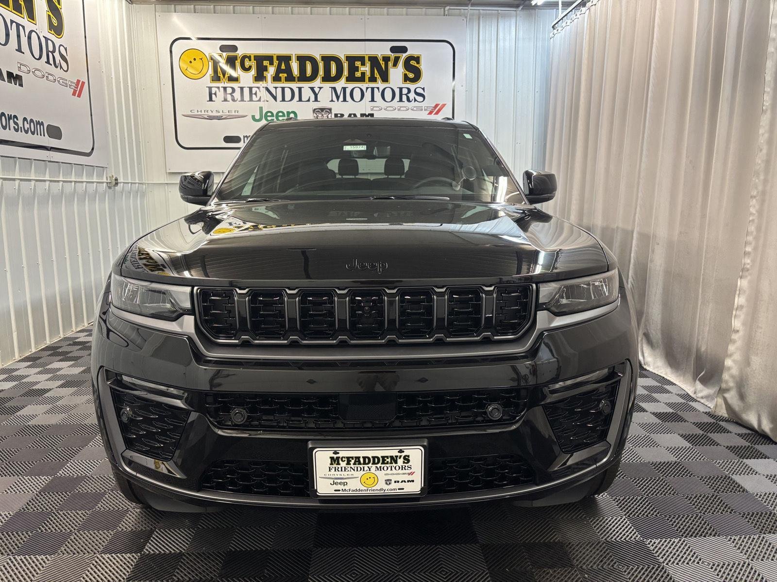 New 2026 Diamond Black Crystal Pearl-Coat Exterior Paint Jeep Limited Reserve image 4