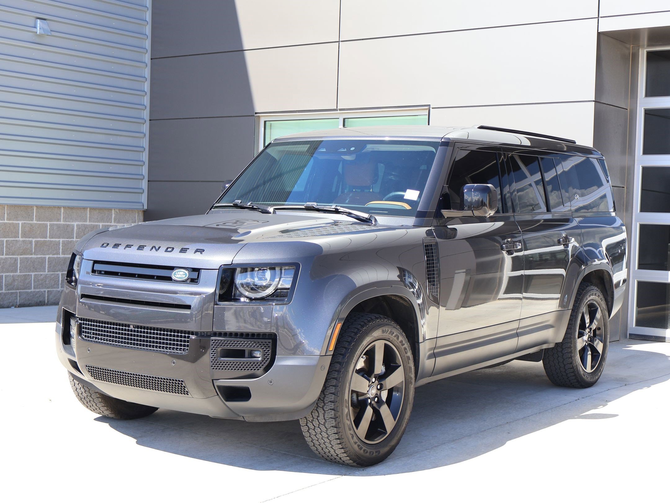 2023 Land Rover Defender First Edition's photo