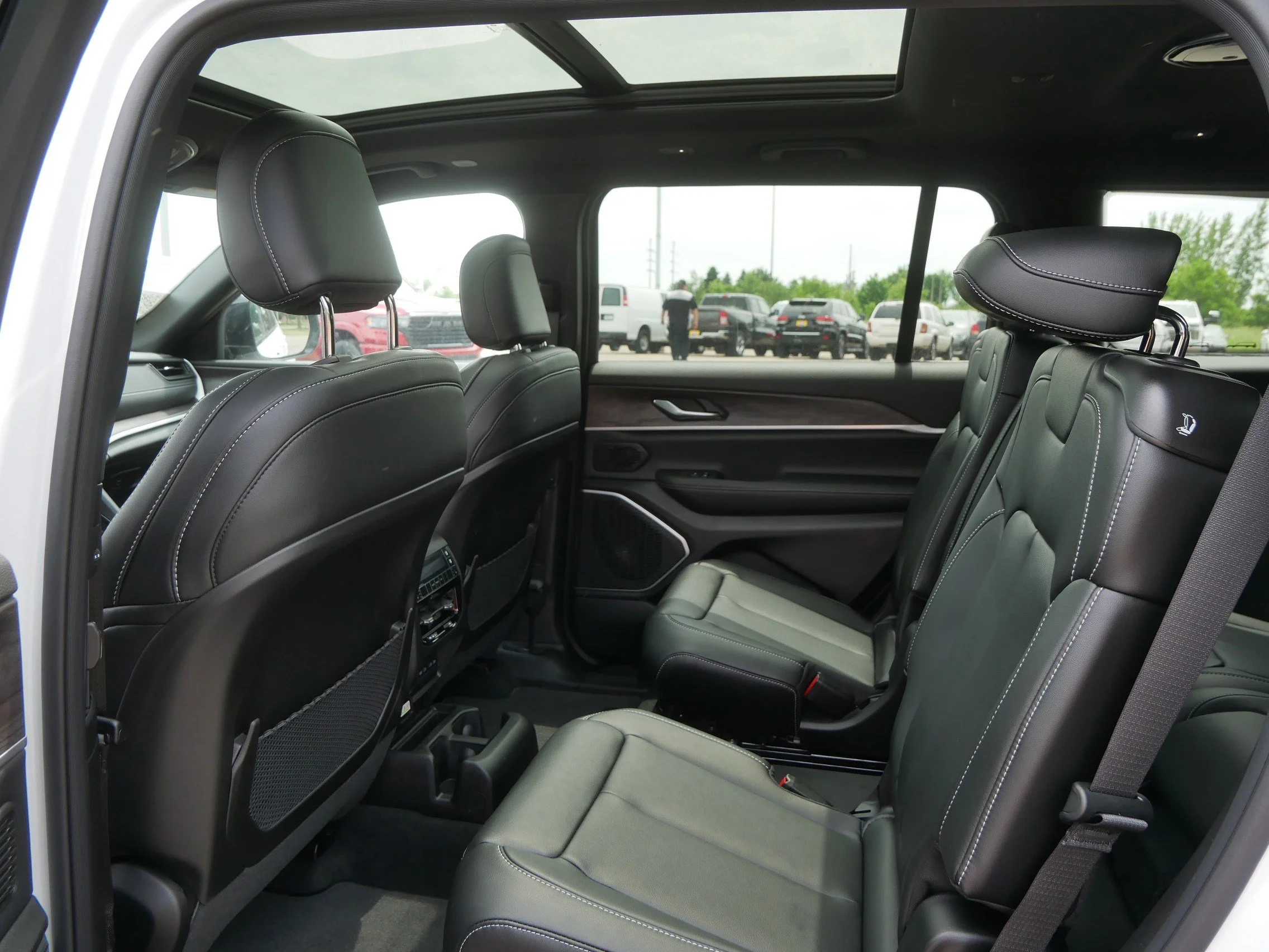 New 2026 Bright White Clear-Coat Exterior Paint Jeep Limited image 7