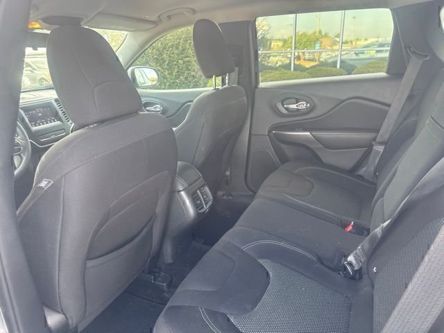 Used 2019 Silver Jeep Latitude image 18