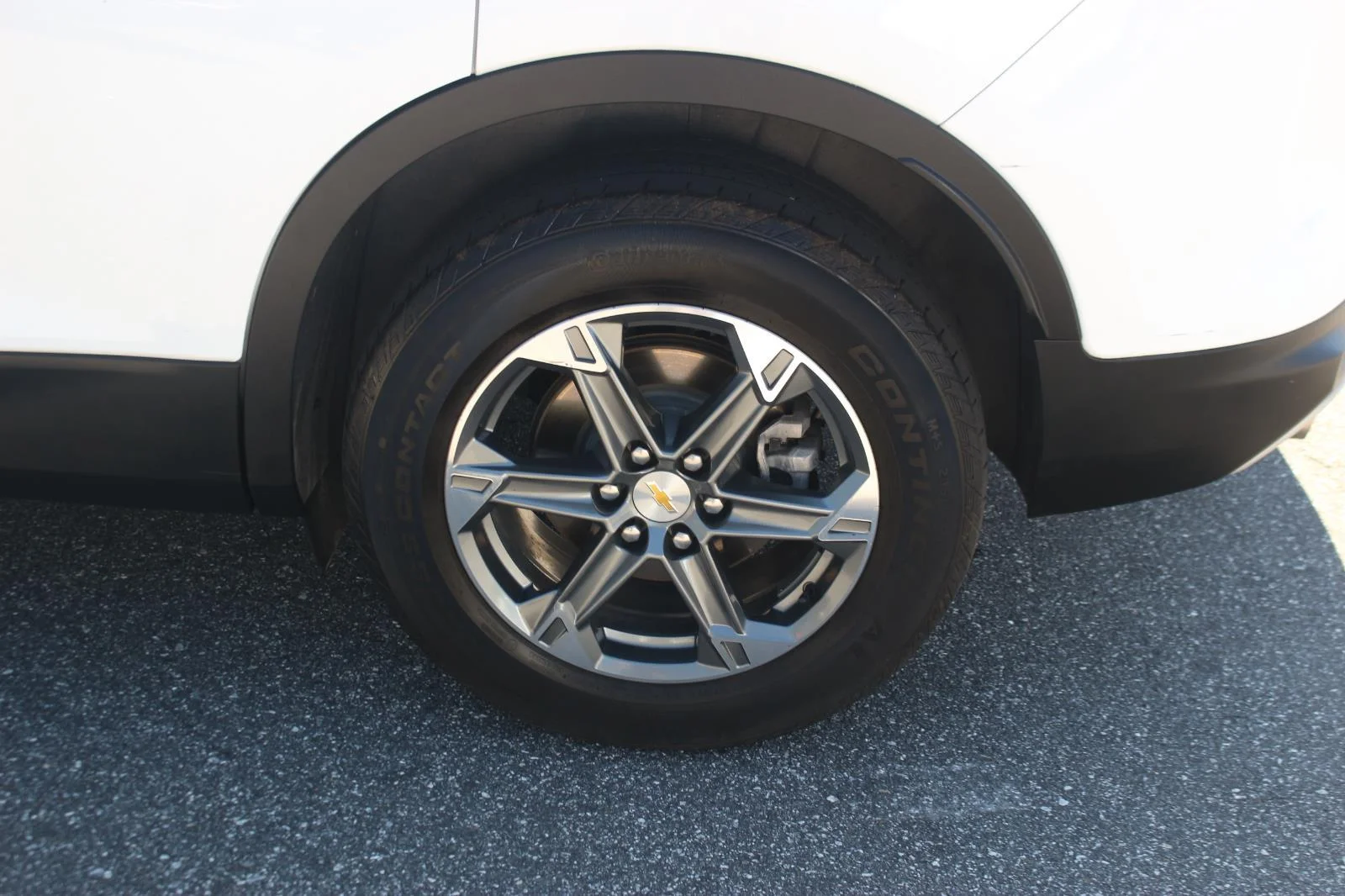 Used 2024 Summit White Chevrolet 2LT image 28