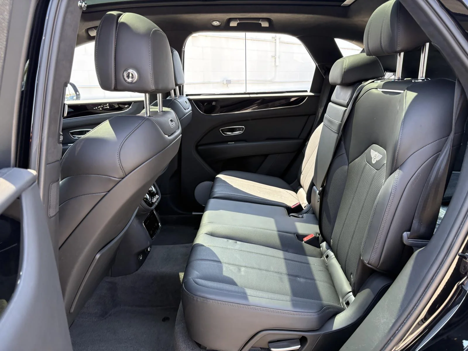 2024 Bentley Bentayga - Photo 15