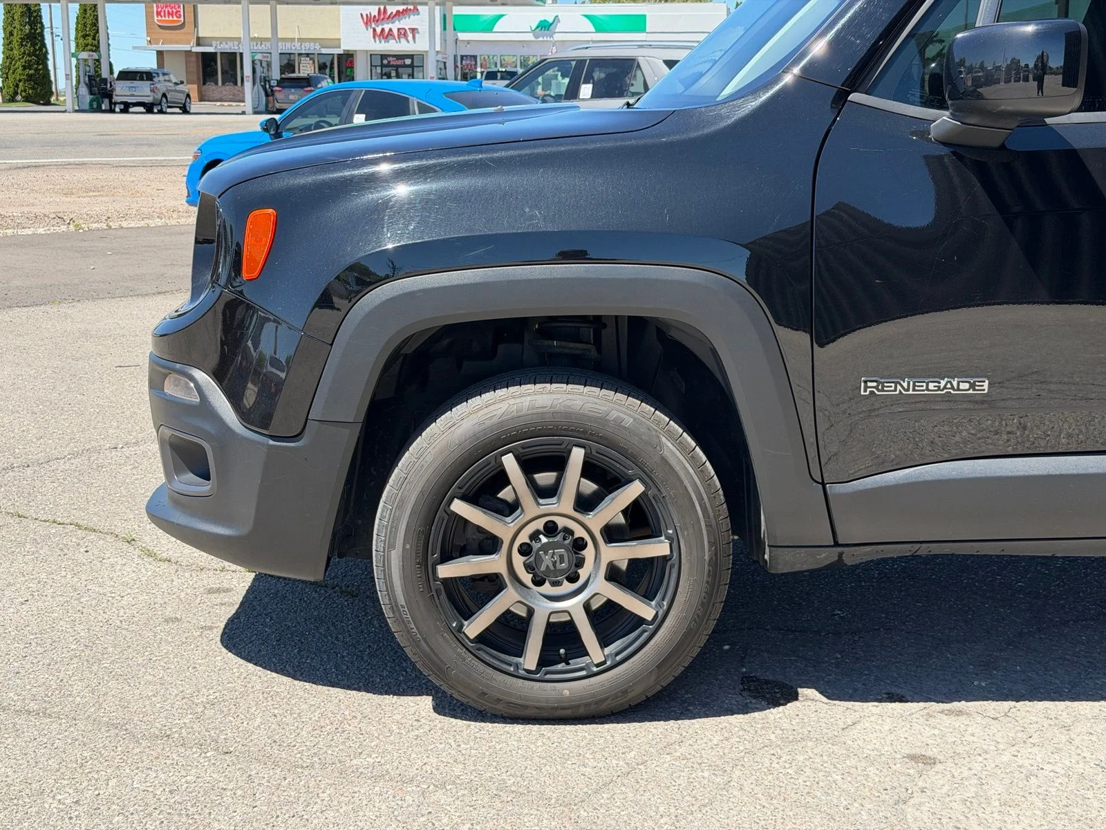 Used 2018 Black Jeep Latitude image 12