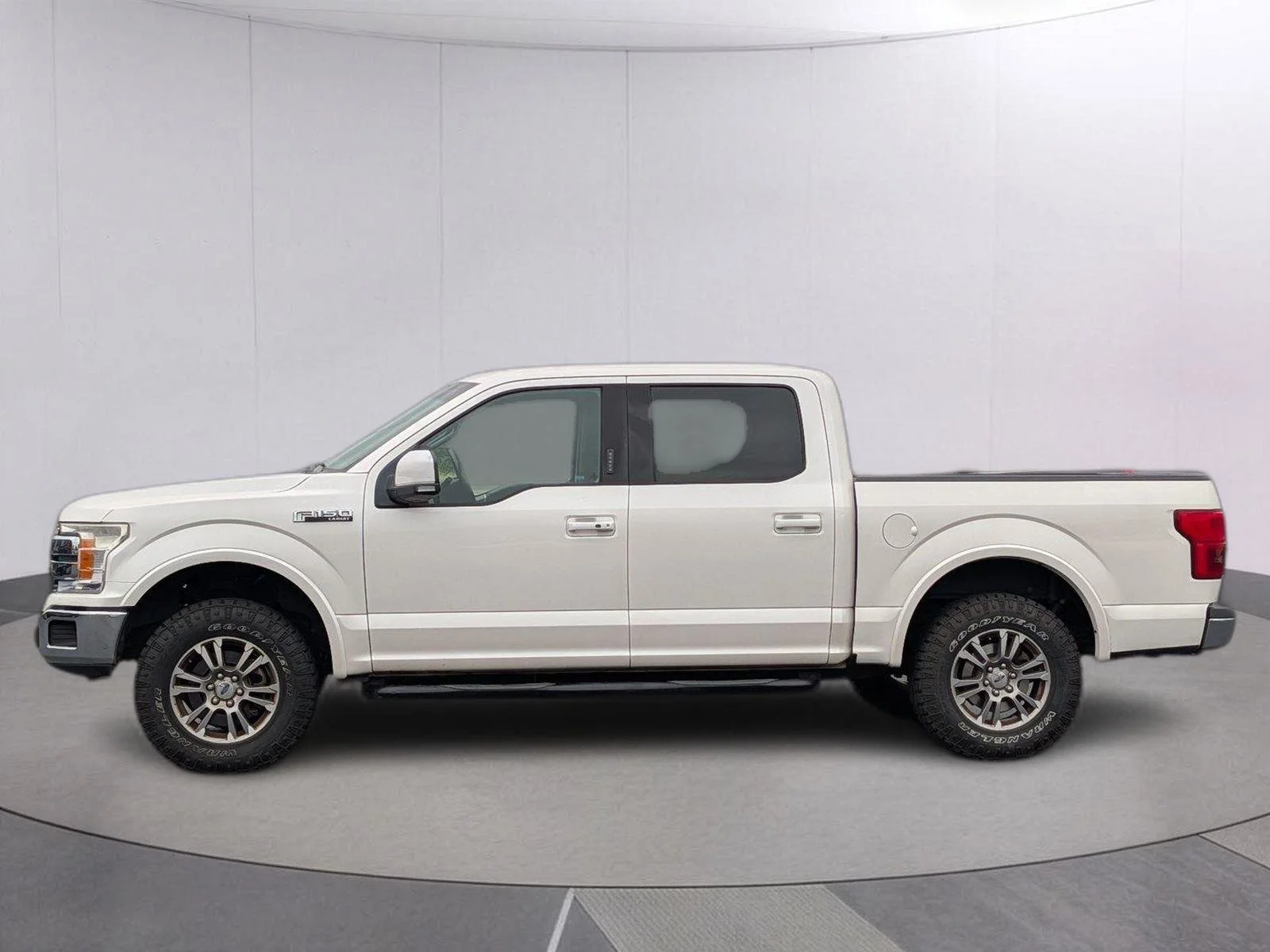 Used 2018 White Platinum Metallic Tri-Coat Ford LARIAT image 2