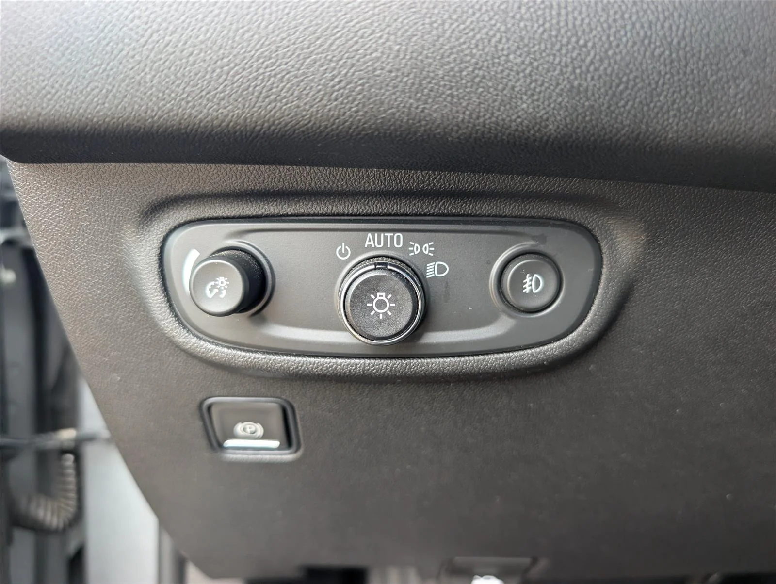 Used 2024 Sterling Metallic GMC SLT image 28