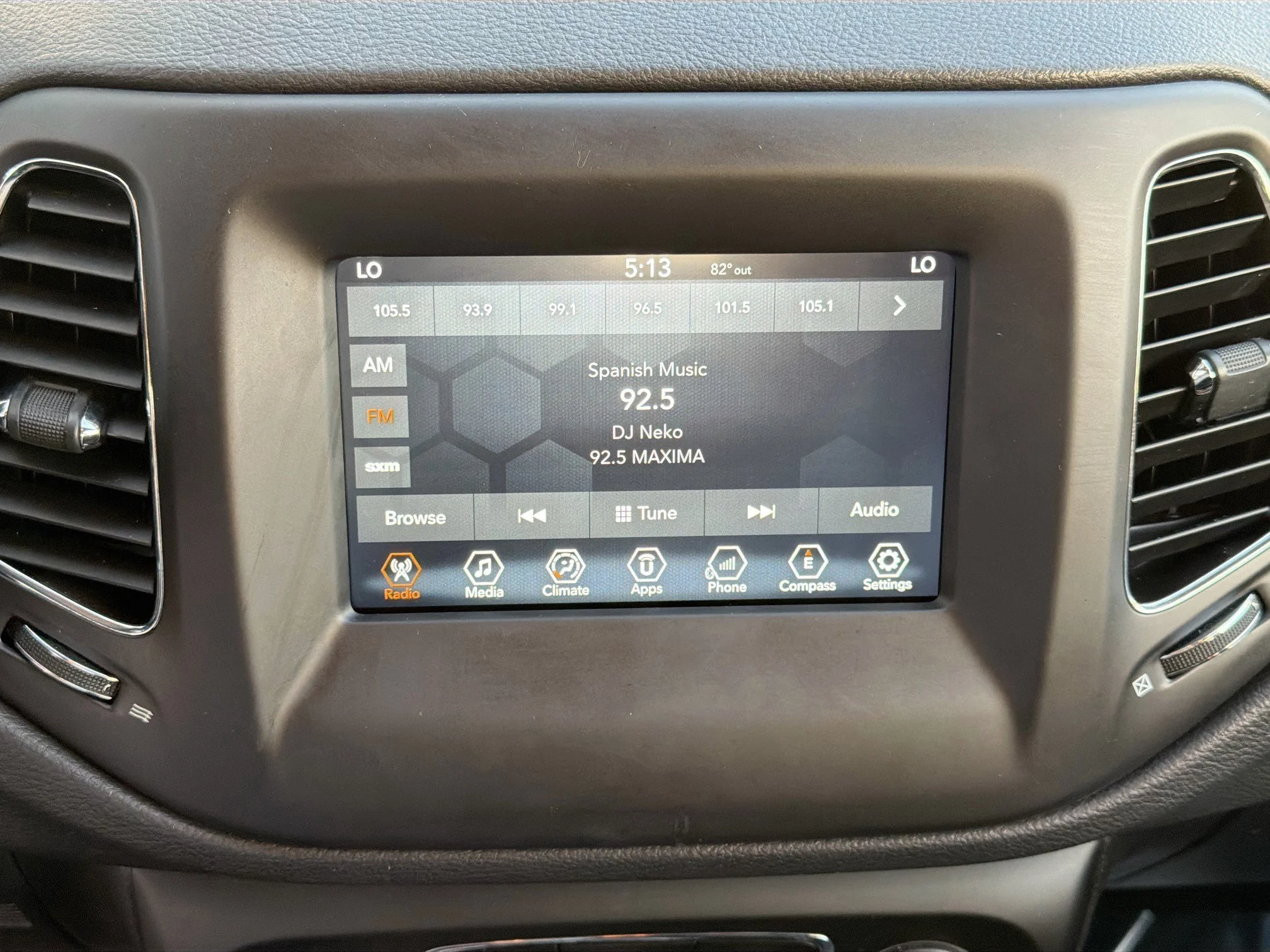 Used 2018 Redline Pearlcoat Jeep Latitude image 30
