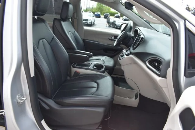 Used 2024 Silver Chrysler Touring L image 22