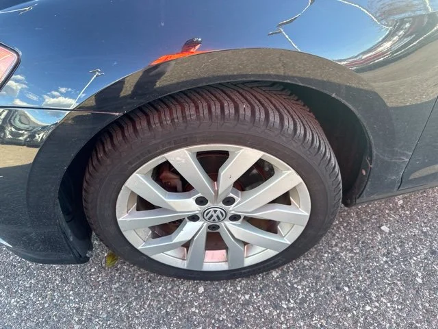 Used 2019 Black Volkswagen SE image 9