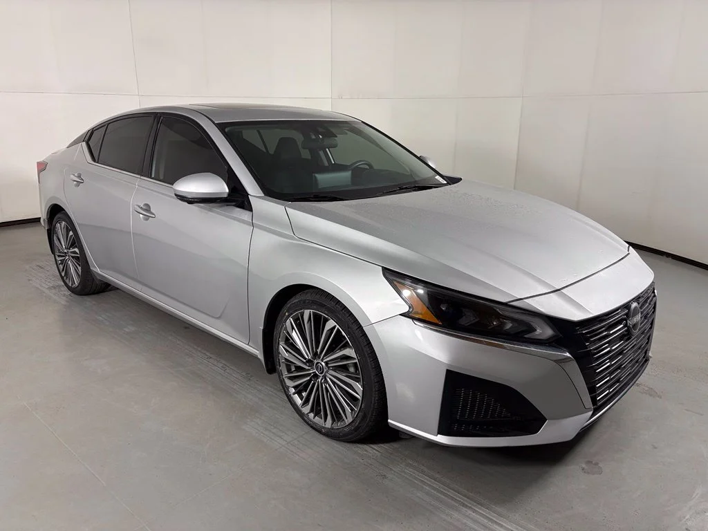 Used 2024 Silver Nissan 2.5 SL image 2