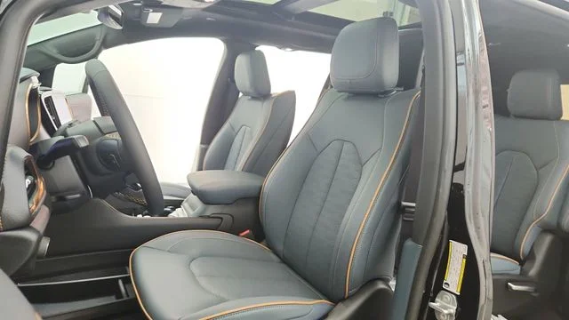 New 2027 Diamond Black Crystal Pearl-Coat Exterior Paint Chrysler Pinnacle image 17
