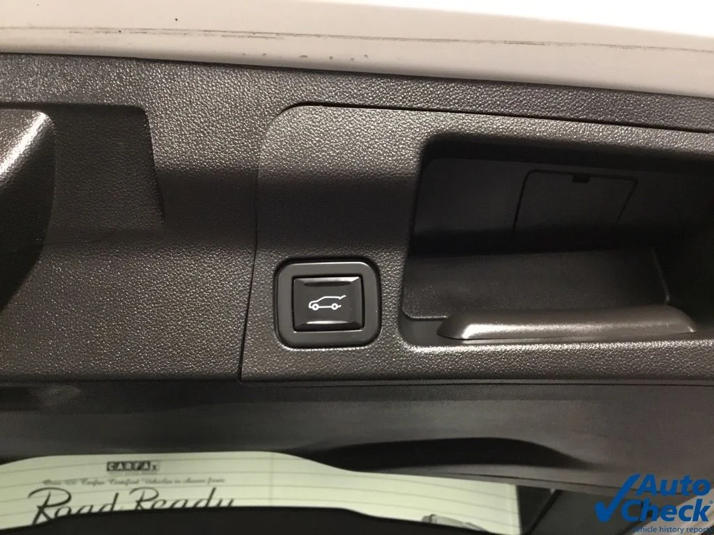 Used 2022 White GMC AT4 image 13