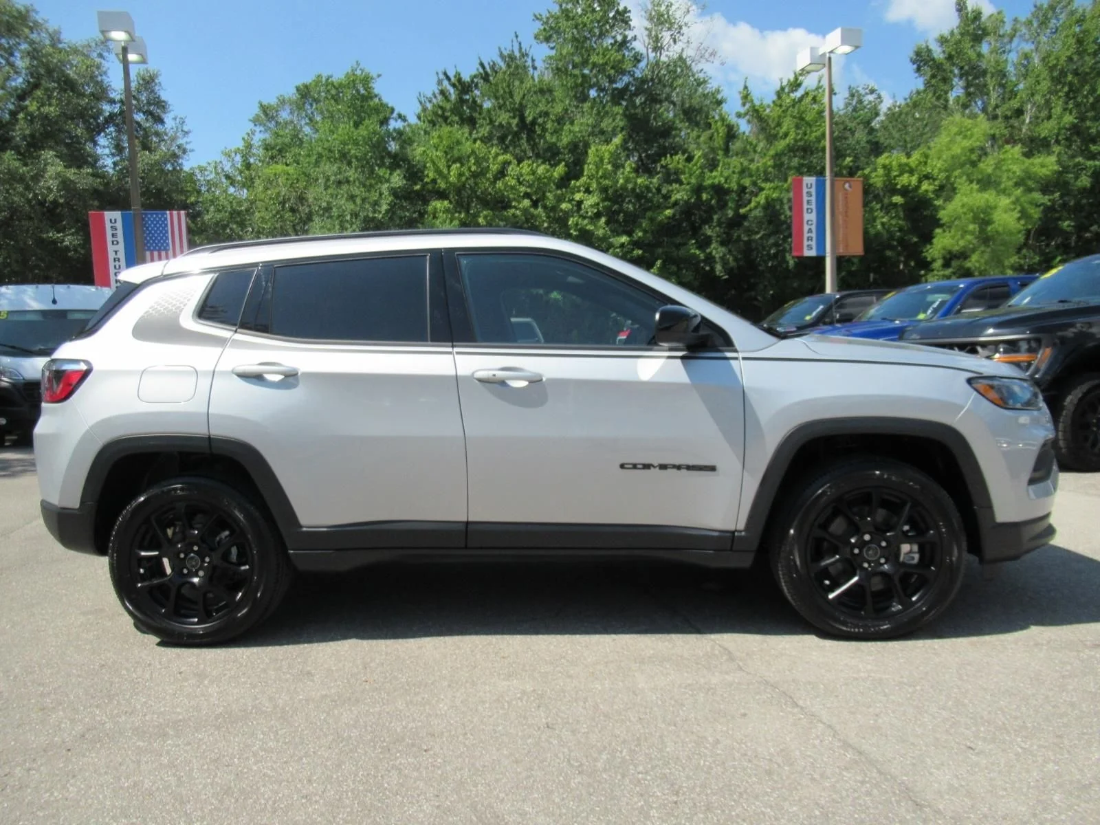 New 2026 Silver Zynith Metallic Clearcoat Jeep Latitude Altitude image 2