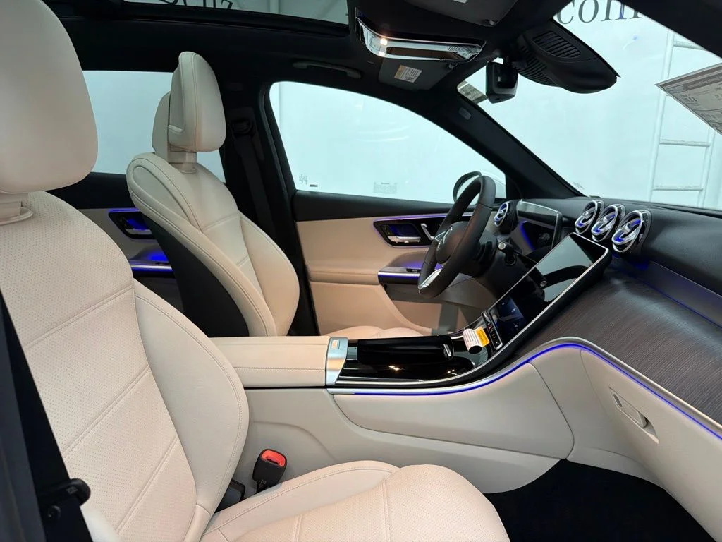 New 2027 White Mercedes-Benz GLC 300 image 31